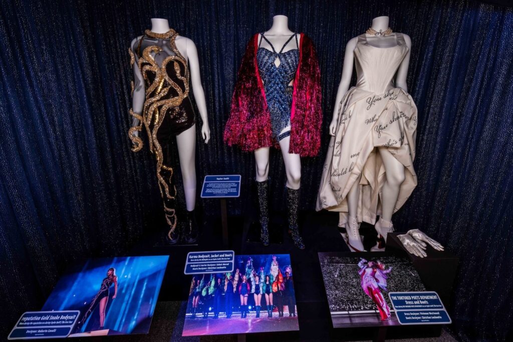 taylor-swift-eras-tour-kostuums-nu-in-disney world orlando