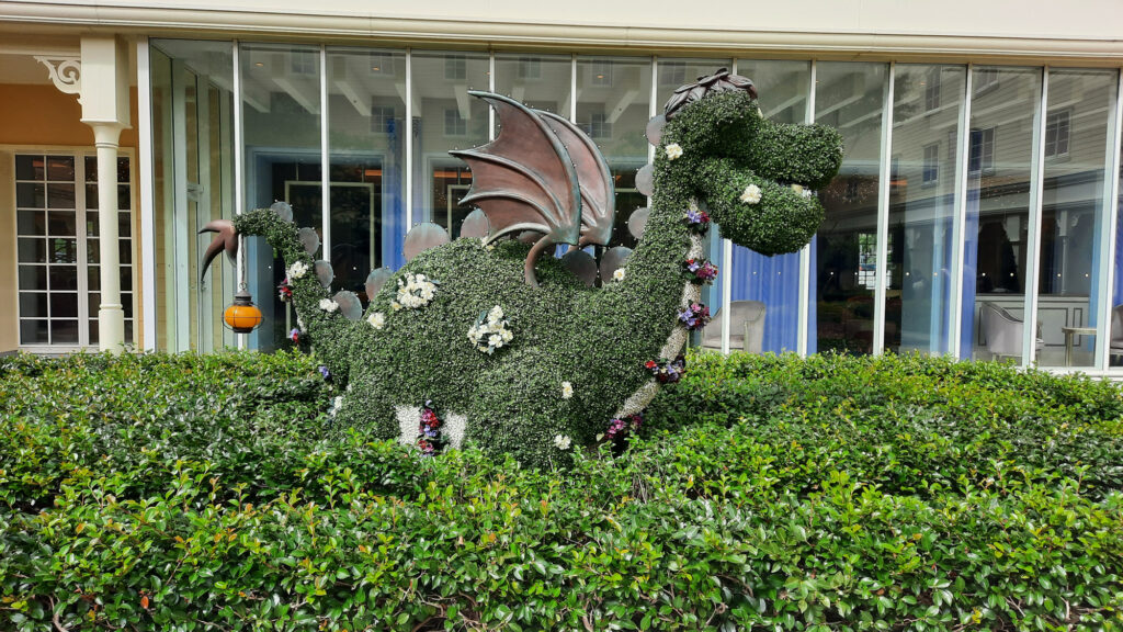elliott de draak in de tuin van Tokyo Disney Celebration Wish hotel