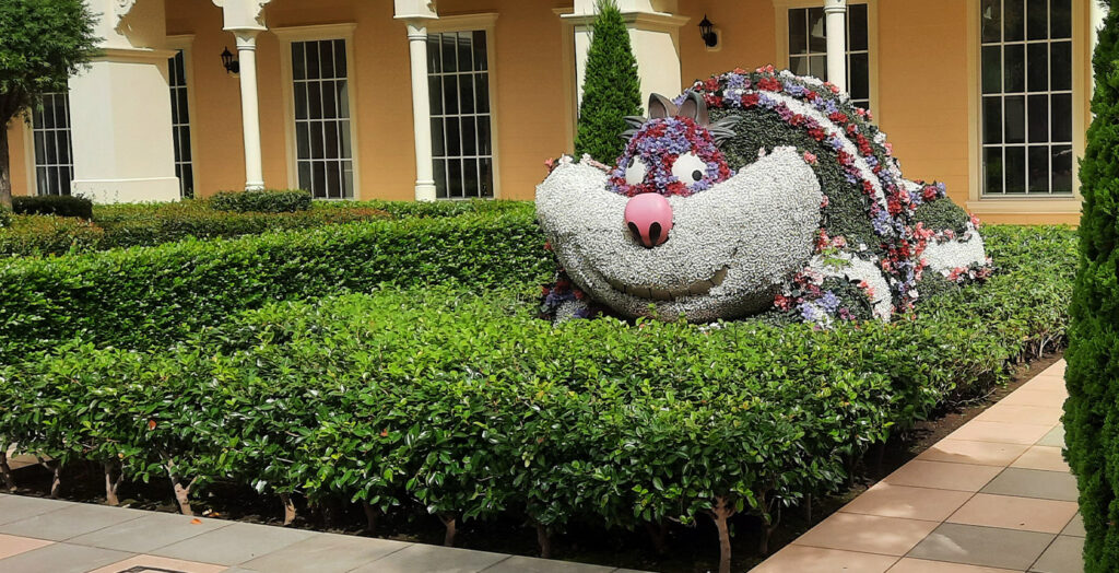 cheshire cat in de tuin van Tokyo Celebration Wish Hotel