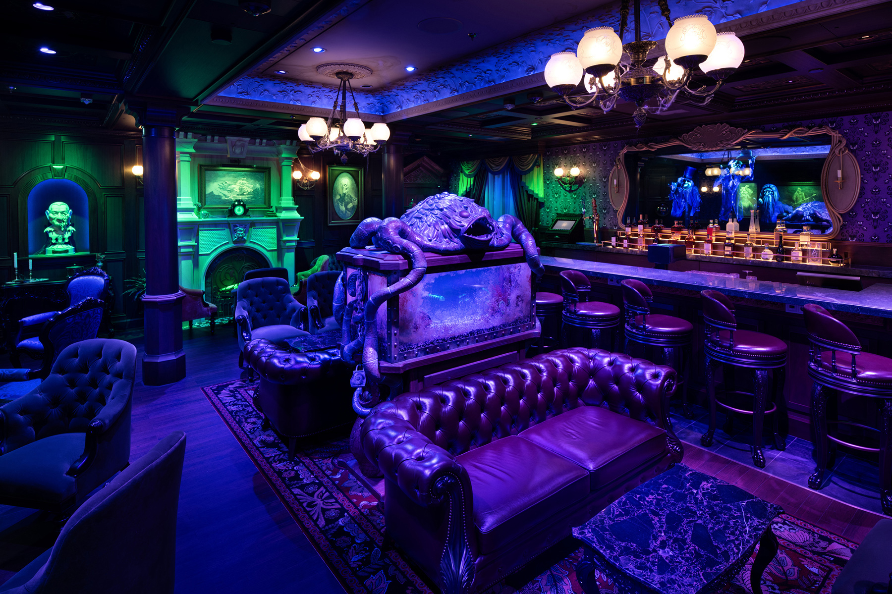 de haunted Mansion Parlor is een lounge op het nieuwste Disney cruiseschip: de DIsney Destiny