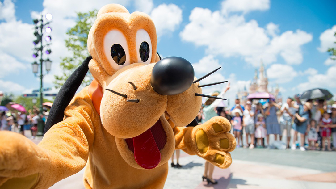 Pluto mascotte tijdens een Disney parkbezoek als illustratie bij Disney inspiratie websites