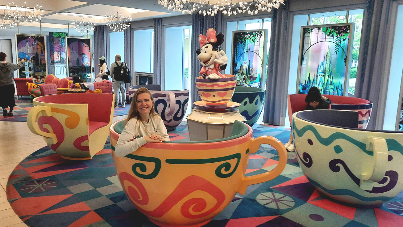 theekopjes in de lobby van het tokyo celebration wish hotel