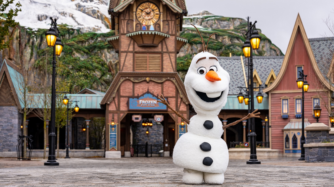 olaf in world of frozen in disneyland paris